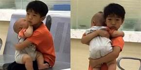 7歲哥哥抱著弟弟看病的[偷.拍]照火了，網友：這就是我生二胎的原因