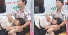 他[偷.拍]火車上「老婆把老公腿當枕頭睡」超甜　但當大家「看到下半身」超震撼：再次相信了愛情！