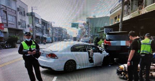 屏東新園自小客車直撞路邊休旅車 車毀8歲女童頭傷昏迷